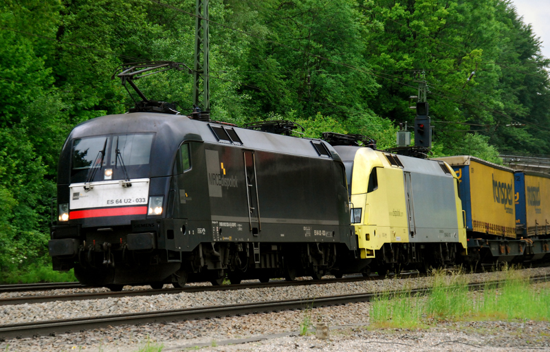 ES 64 U2-033 + ES 64 U2-012, aufgenommen am 01.06.10, bei der Durchfahrt durch A�ling.