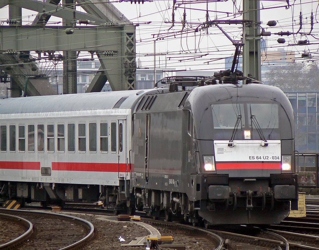 ES 64 U2 034 im ICE Ersatzverkehr zwischen Bonn und Hamm in K�ln Hbf. am 22.01.2010