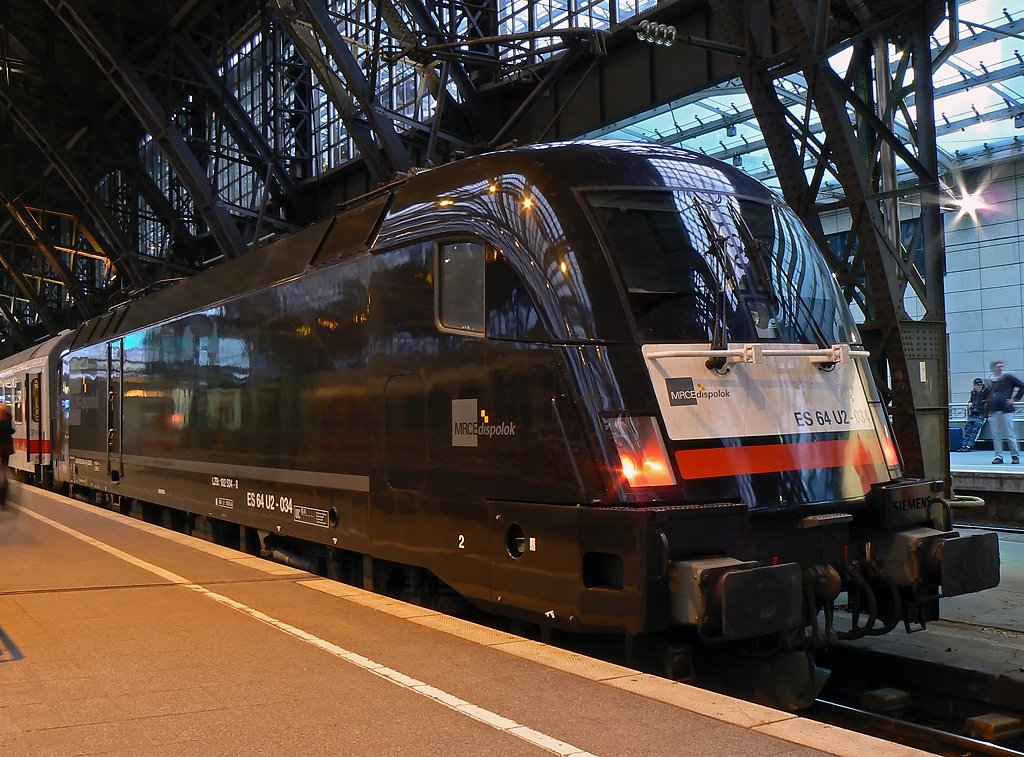 ES 64 U2 034 im ICE Ersatzverkehr zwischen Bonn und Hamm in K�ln Hbf. am 22.01.2010