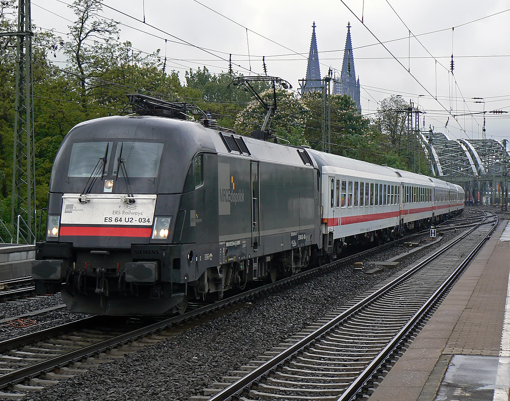 ES 64 U2-034 mit dem IC1926 in K�ln/Messe Deutz am 07.05.2010
