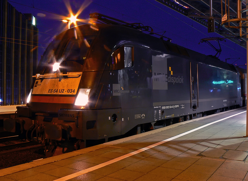 ES 64 U2-034 mit IC1800 nach HH-Altona in K�ln Hbf. am 21.11.2010