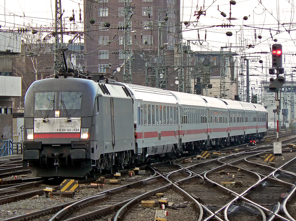 ES 64 U2-034 nach dem Kopf machen im Bbf. auf dem Weg rtg Deutzerfeld , in K�ln Hbf. am 21.11.2010