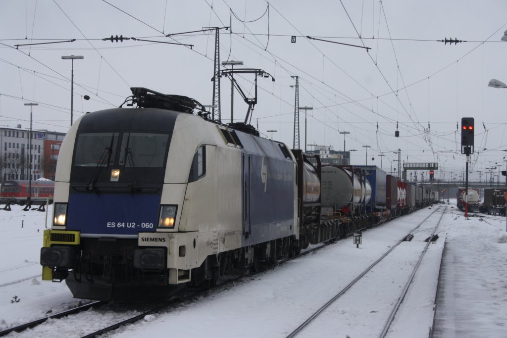 ES 64 U2 060 am 11.12.2010 im Bahnhof von Regensburg