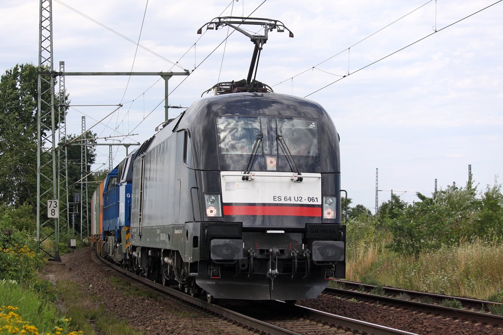 ES 64 U2-061 (182 561-1 mit einer unbekannten MaK G2000 in K�ln Wahn am 27,07,09