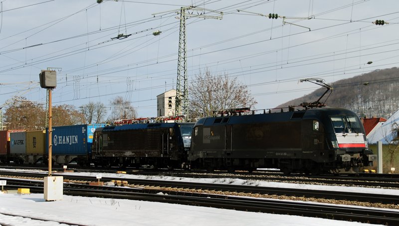 ES 64 U2-063 + ES 64 F4-037, aufgenommen am 21.02.10, bei der Durchfahrt durch Treuchtlingen.