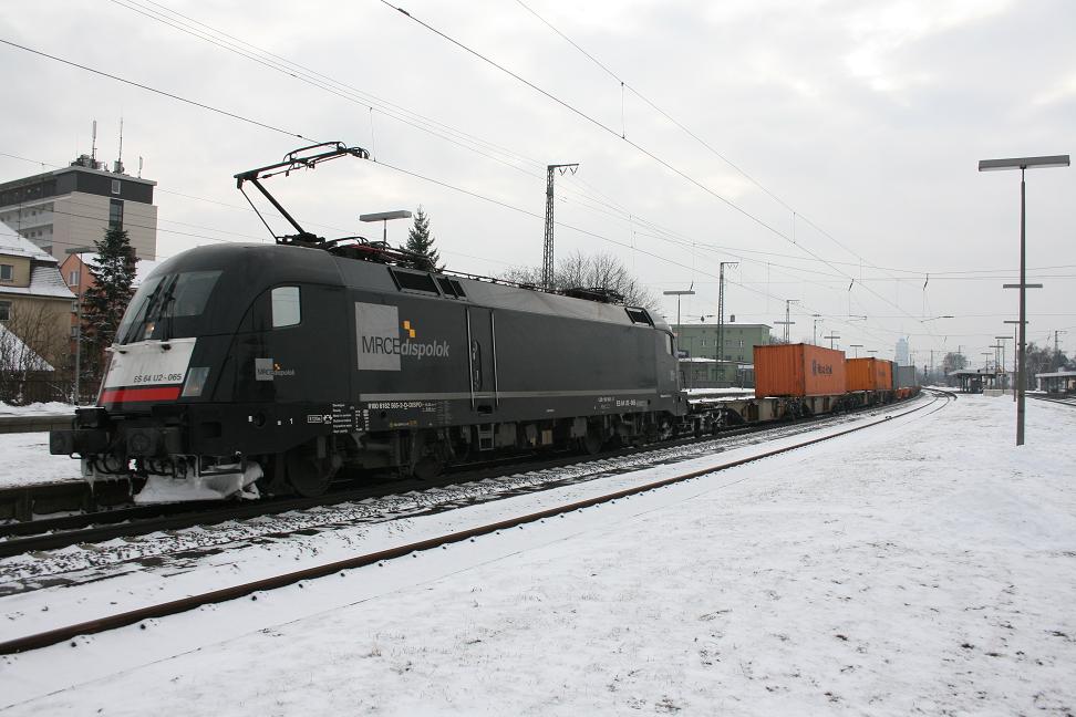 ES 64 U2-065 mit KLV in Richtung Norden in Augsburg Oberhausen