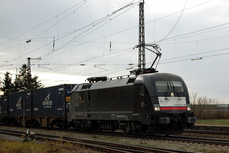 ES 64 U2-069, aufgenommen am 27.11.09, bei der Durchfahrt durch Gersthofen, Strecke Augsburg-Donauw�rth.