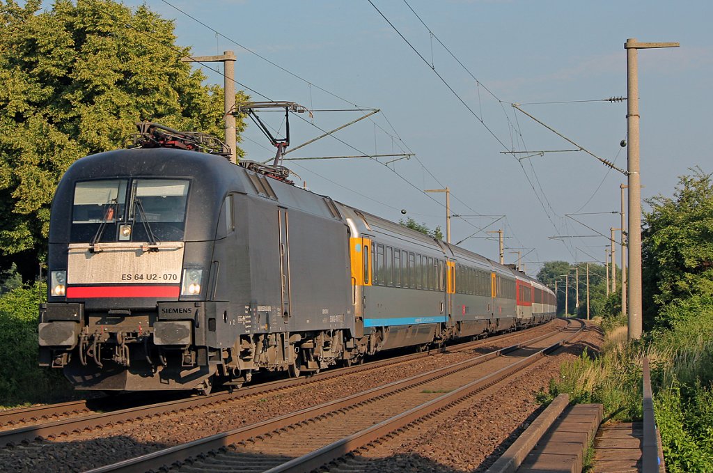 ES 64 U2-070 / 182 570 am EC6 bei Br�hl am Abend des 26.06.2011