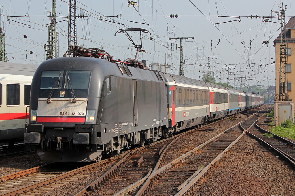 ES 64 U2-070 am EC 7 in Koblenz Hbf am 21.05.2011