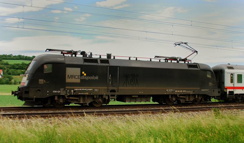 ES 64 U2-072, mit aufgezeichneten mystischen Zeichen an der Seite. Aufgenommen am 15.06.12, N�he Treuchtlingen.