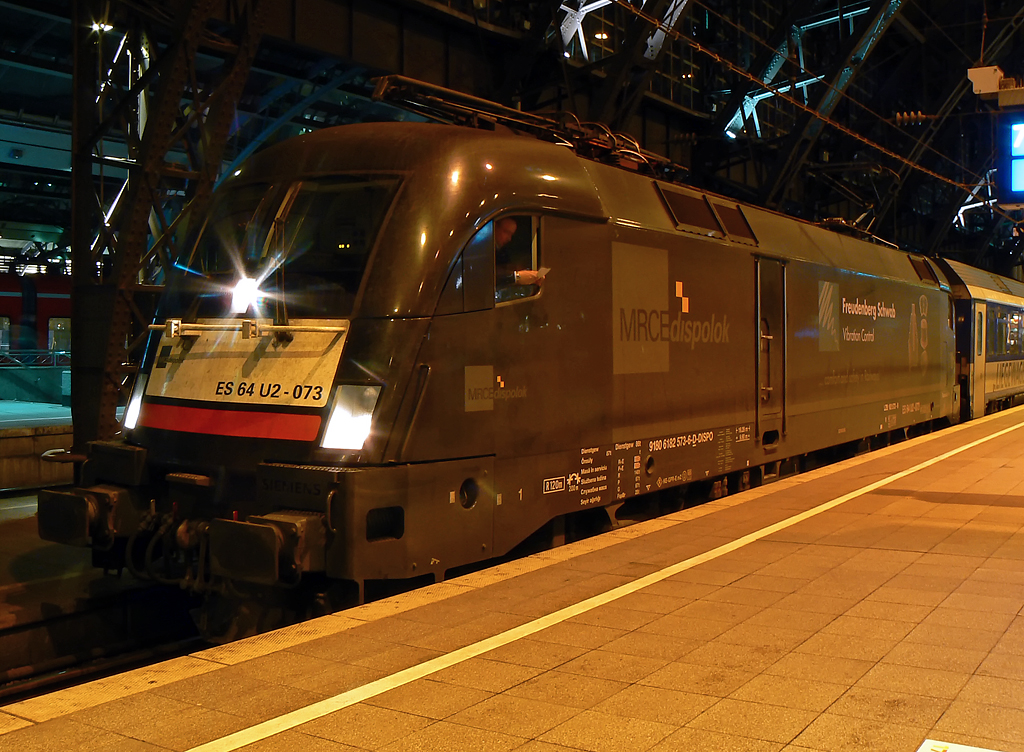 ES 64 U2-073 / 182 573 am EN421 nach Wien Westbf. am 12.12.2010 an Gleis 7 in K�ln Hbf