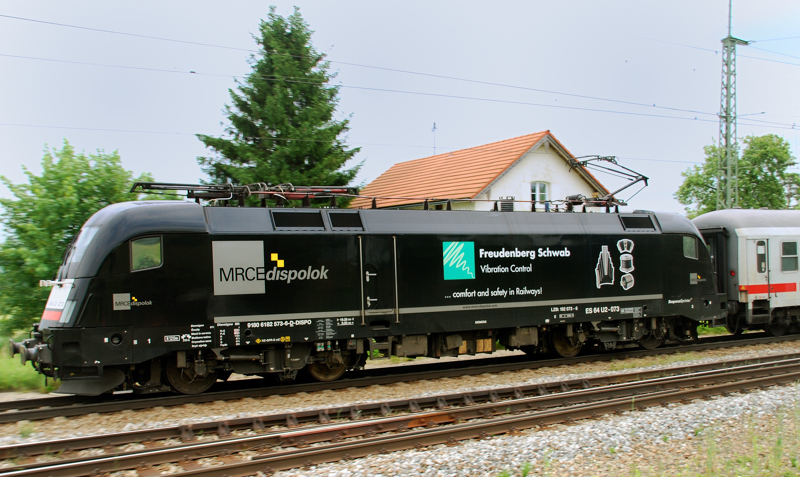 ES 64 U2-073, die Freudenberg, aufgenommen am 12.06.11, bei der Durchfahrt durch A�ling.