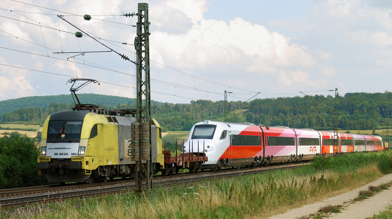 ES 64 U2-095, mit einem sch�nen italienischen, graffittifreien Zug am Haken. Aufgenommen am 30.08.12, bei Treuchtlingen.