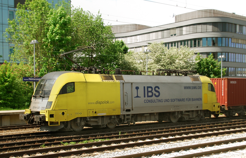 ES 64 U2-096, IBS, aufgenommen am 11.05.12, bei der Durchfahrt durch den Heimeranplatz.