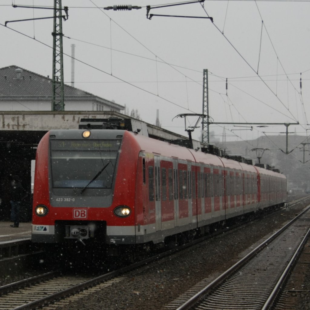 Es schneite nur leicht doch es war eine winterliche Stimmung. Hier de 423 392-0 in Ffm-Griesheim.

Patrick E.