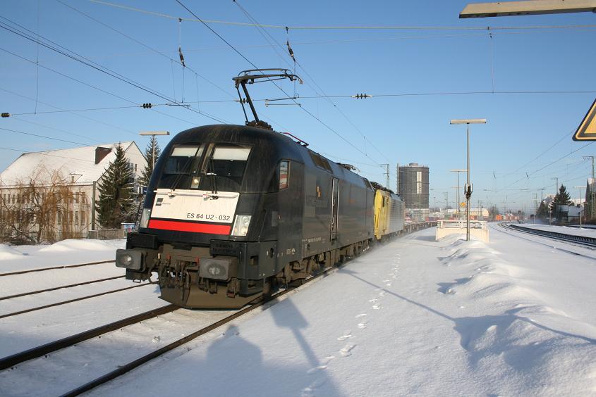 ES64U2 032(182 532)ebenfalls mit KLV Ri.Augsburg HBF in Augsburg-Oberhausen