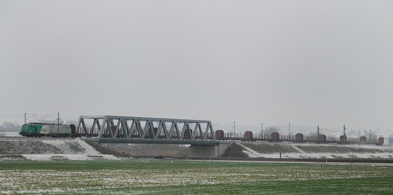 FRETchen 437022, aufgenommen am 13.12.09, bei der �berquerung der A8 bei Jettingen-Scheppach, mit einem Holzleerzug am Haken.