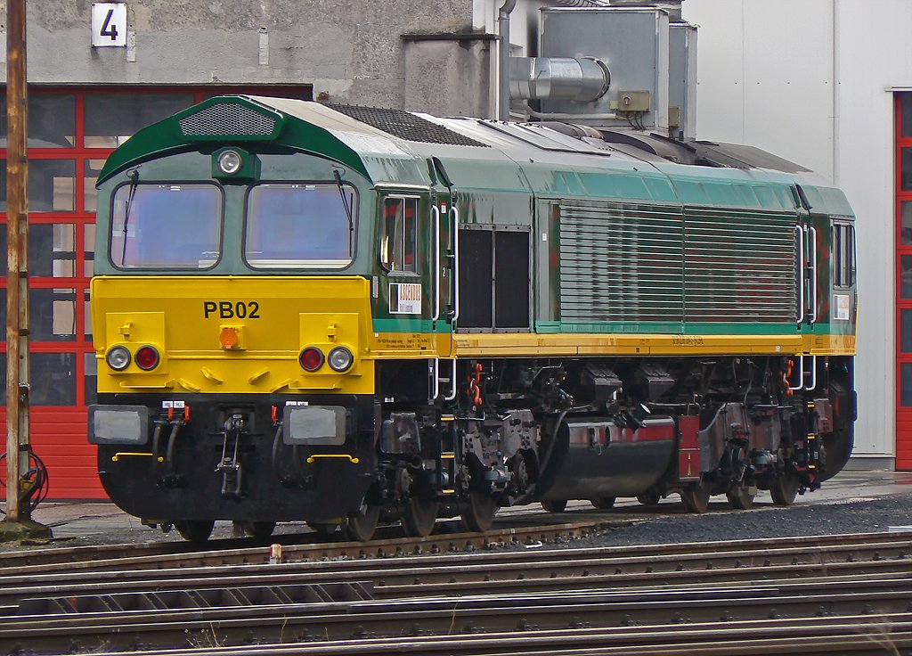 Frisch aus der HU ist diese von Ascendos Rail Leasing betriebene Class 66  PB 02 , aufgenommen am 22.2.2010 am BW der HGK, welche auch die n�chsten HU´s f�r die Fa. Ascendos �bernehmen wird. ; Fotostandpunkt war wie immer die Kurf�rstenstrasse in Br�hl ;-)