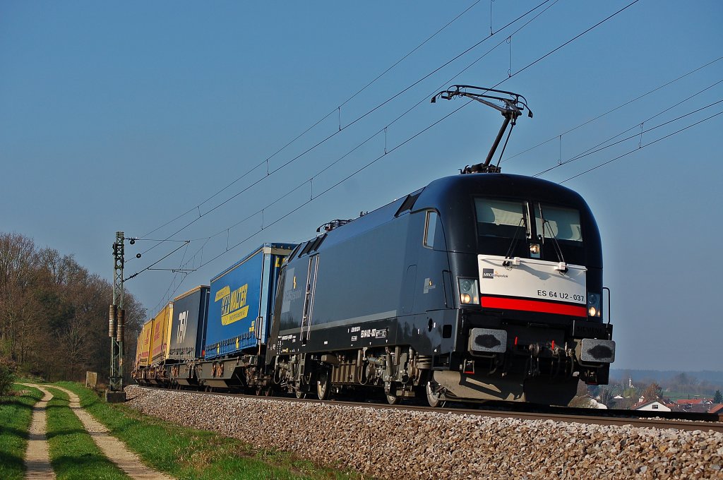 Frisch gewaschen und / oder lackiert kam 182 537 mit einem TXL LKV-Zug durch Paindorf gefahren.
Aufgenommen am 09.04.2011.