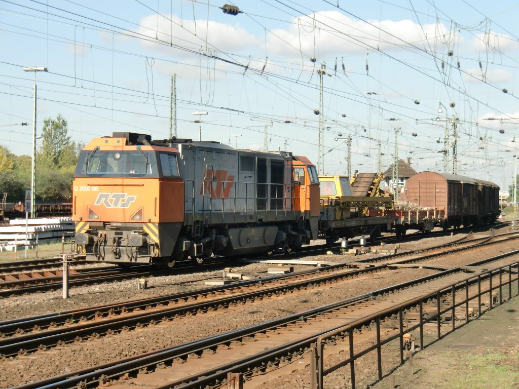 G2000BB der RTS am 21.10.10. in K�ln Kalk mit Bauzug am Haken.