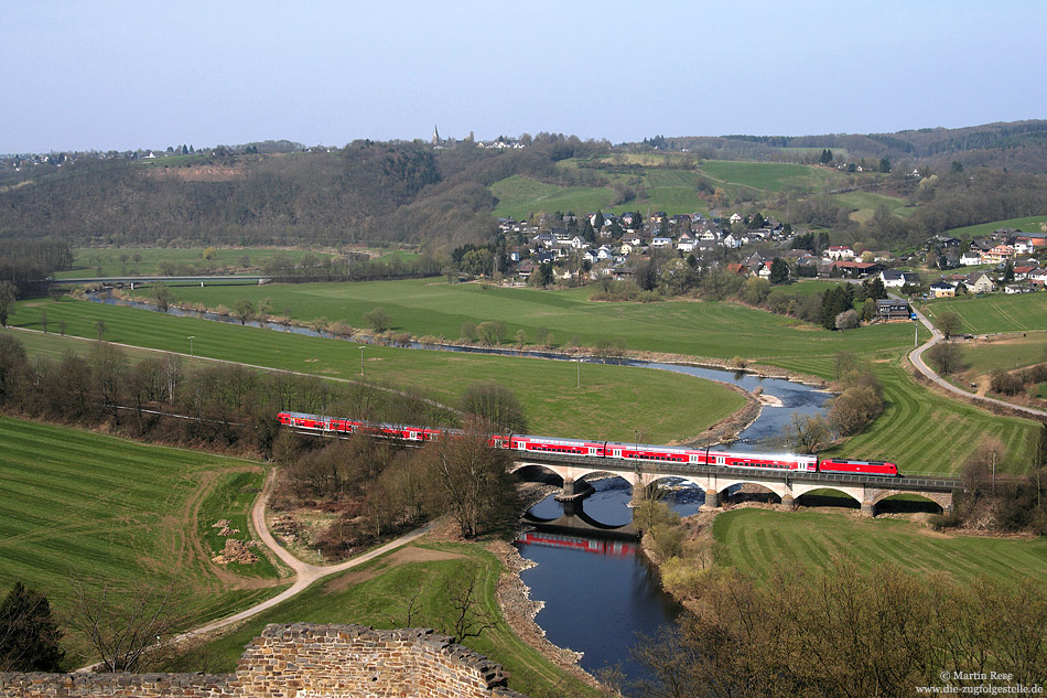Gleich noch einmal die 120 208 auf der Siegbr�cke bei Rosbach: An diesem 25.3.2011 war es der RE10916, der hier fotografiert wurde.