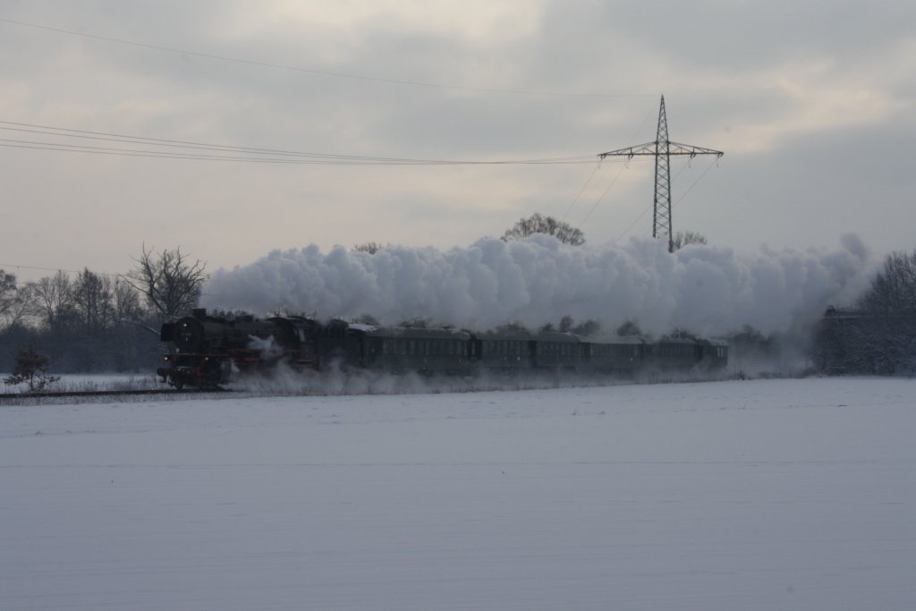  Gl�hweinfahrt  durchgef�hrt von 41 096 am 19.12.2010 . Die Rundfahrt f�hrte zwei Mal von Braunschweig aus �ber Wolfsburg nach Gifhorn und wieder zur�ck nach Braunschweig. Hier in Ehmen bei Fallersleben.
