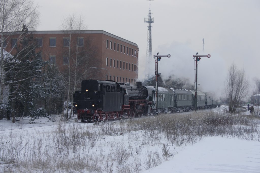  Gl�hweinfahrt  durchgef�hrt von 41 096 am 19.12.2010 . Die Rundfahrt f�hrte zwei Mal von Braunschweig aus �ber Wolfsburg nach Gifhorn und wieder zur�ck nach Braunschweig. Hier im Bahnhof Gifhorn Stadt.