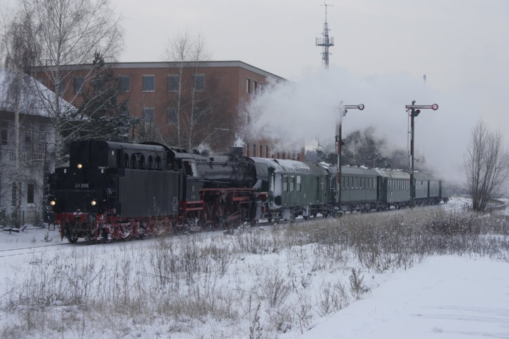  Gl�hweinfahrt  durchgef�hrt von 41 096 am 19.12.2010 . Die Rundfahrt f�hrte zwei Mal von Braunschweig aus �ber Wolfsburg nach Gifhorn und wieder zur�ck nach Braunschweig. Hier im Bahnhof Gifhorn Stadt.
