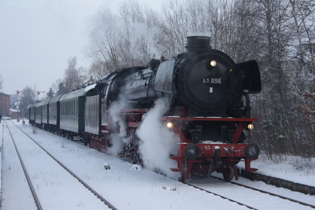  Gl�hweinfahrt  durchgef�hrt von 41 096 am 19.12.2010 . Die Rundfahrt f�hrte zwei Mal von Braunschweig aus �ber Wolfsburg nach Gifhorn und wieder zur�ck nach Braunschweig. Hier im Bahnhof Gifhorn Stadt.