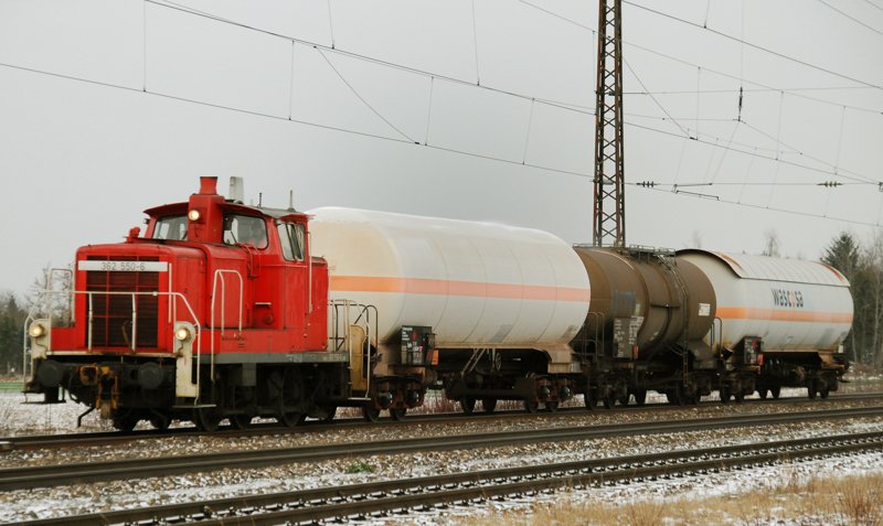 Heute hatte die 362 550-6 nur drei Waggon's aus dem Gewerbegebiet n�rdlich von Gersthofen abzuholen. Aufgenommen am 16.12.09, Strecke Donauw�rth-Augsburg.