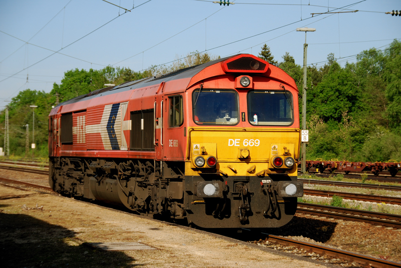 HGK DE 669, abgestellt auf dem Gleis der Schwaben-Dampf im Bahnhof Neuoffingen. Aufgenommen am 07.05.11.