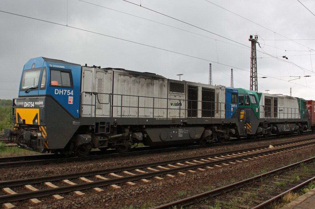 HGK DH 754 und HGK 1384 fahren am 30.5.10 mit einem Containerzug durch Duisburg-Bissingheim