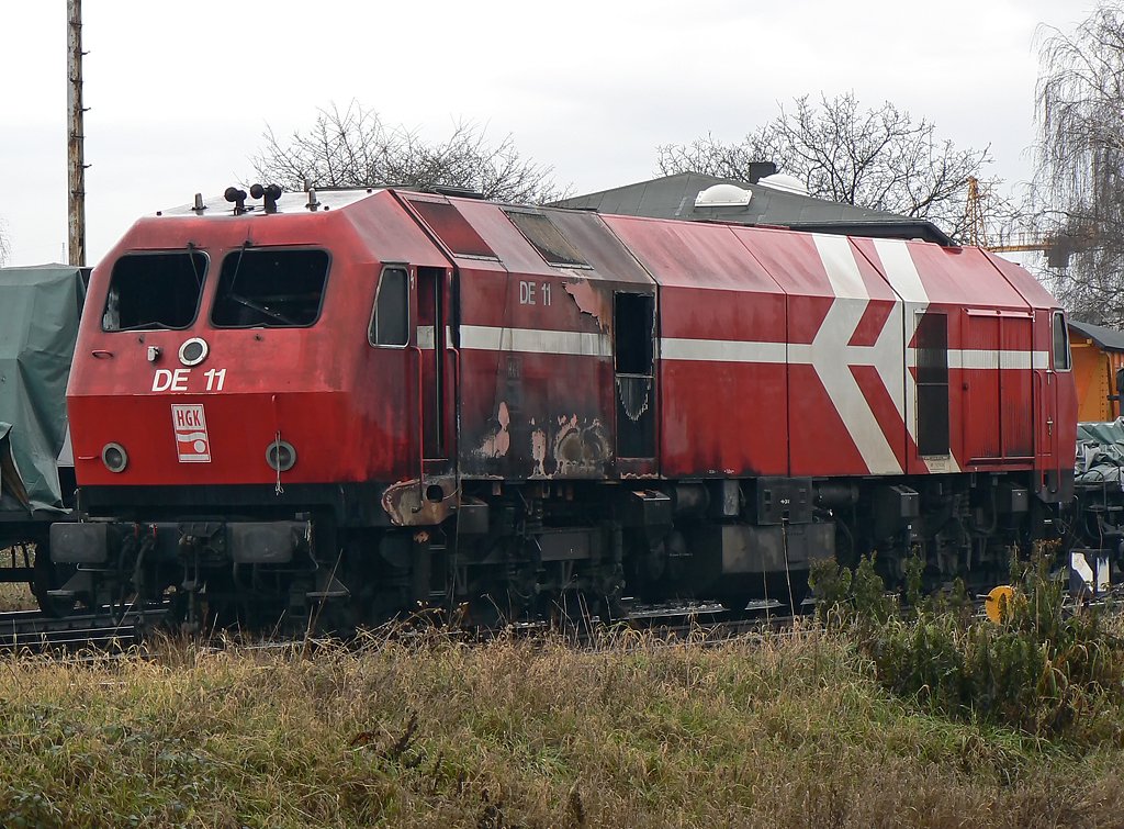 HGK´s DE 11 steht nun nicht mehr auf den hinteren Abstellgleisen, sondern ziemlich nah am Zaun an der Kurf�rstenstrasse , ohne Abdeckung des ausgebrannten F�hrerstandes , wiklich schade um diese sch�ne Lok :-( ! (Br�hl Vochem 30.12.09)
