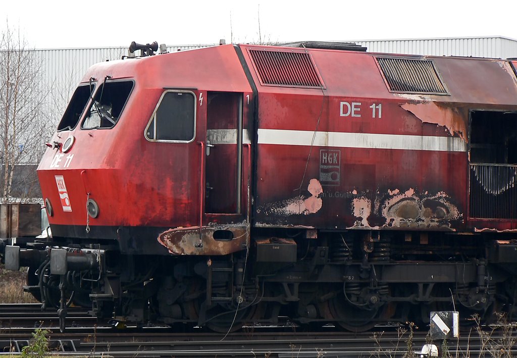 HGK´s DE 11 steht nun nicht mehr auf den hinteren Abstellgleisen, sondern ziemlich nah am Zaun an der Kurf�rstenstrasse , ohne Abdeckung des ausgebrannten F�hrerstandes , wiklich schade um diese sch�ne Lok :-( ! (Br�hl Vochem 30.12.09)