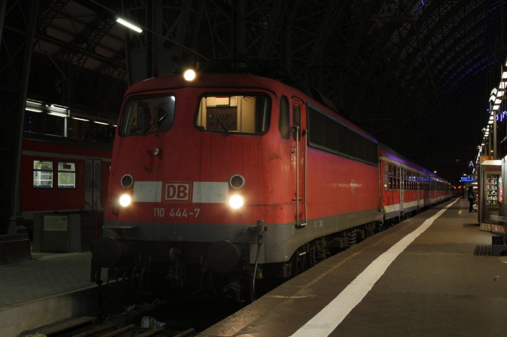 Hier die 110 444-7 ist am Abend mit ihrem RE angekommen. Sie fuhr nach kurzer Wendezeit ins Mainzer Becken. Aufgenommen im Frankfurter Hbf.

Patrick E.