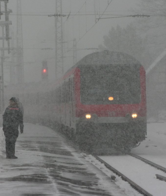 Hier der beschriebene Schneesturm. Man erkennt noch die Dame vom DB-Sicherheitsdienst und den Einfahrenden Sonderzug von Frankfurt Hbf. Er brachte die Fans zum Stadion. Da hei�t es schnell Knipsen und dann schnell WEG. Die rennen doch jeden �ber den Haufen.

Patrick E.