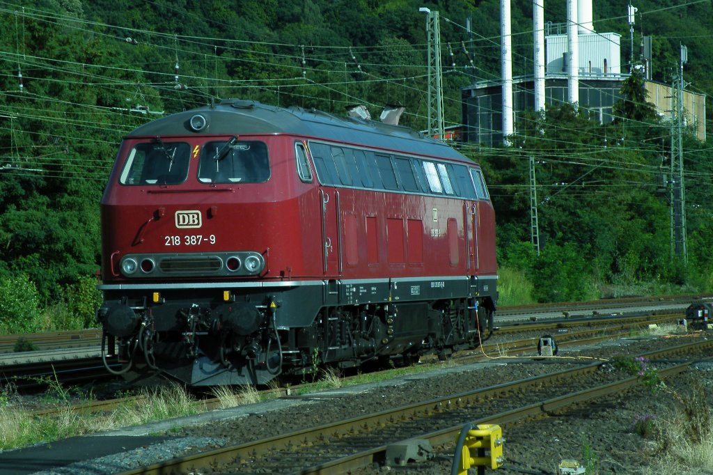 Hier ist die f�r mich sch�nste 2118 der DB. Die 218 387-9. Siw ist heute zum Gl�ck wieder Alt-Rot. Sie wurde zwar im hesslichen Blau-Beige abgeliefert doch so ist Sie sch�ner. Aufgenomen in Marburg

Patrick E.