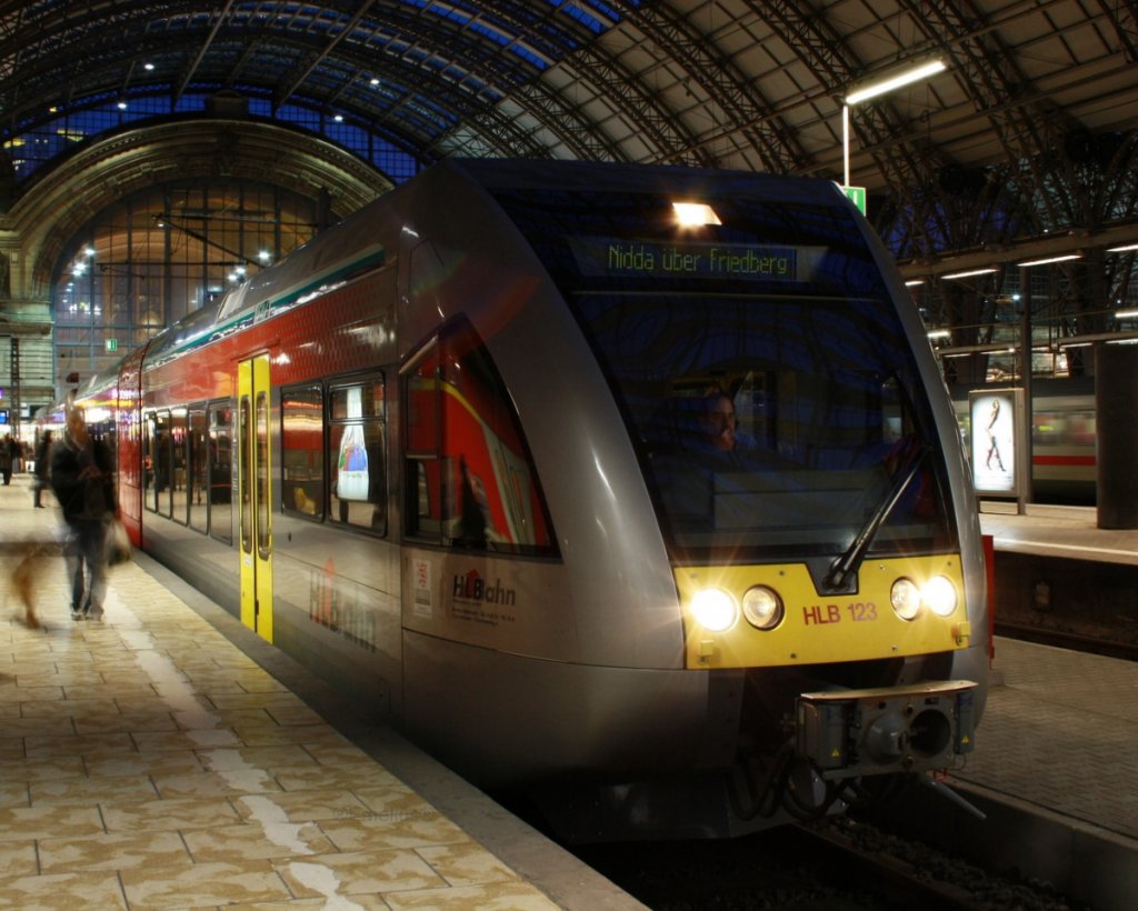 Hier die GTW 2/6er der HLB. Sie fahren als Verst�rker nach Nidda, Das wird wohl der letzte Zug ab Friedberg sein und nach dem Zug werden die Bahnsteige hochgeklappt. Aber wehe eine Unebenheit ist im Gleis, dann sakt die Kiste ab und man denkt man ist auf dem Gelis gelandet.

Patrick E.