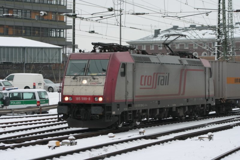 Hier kommt die pinke/lilnen 185 der Crossrail durchf�hrt Aachen mit einem Containerzug.

Patrick E.