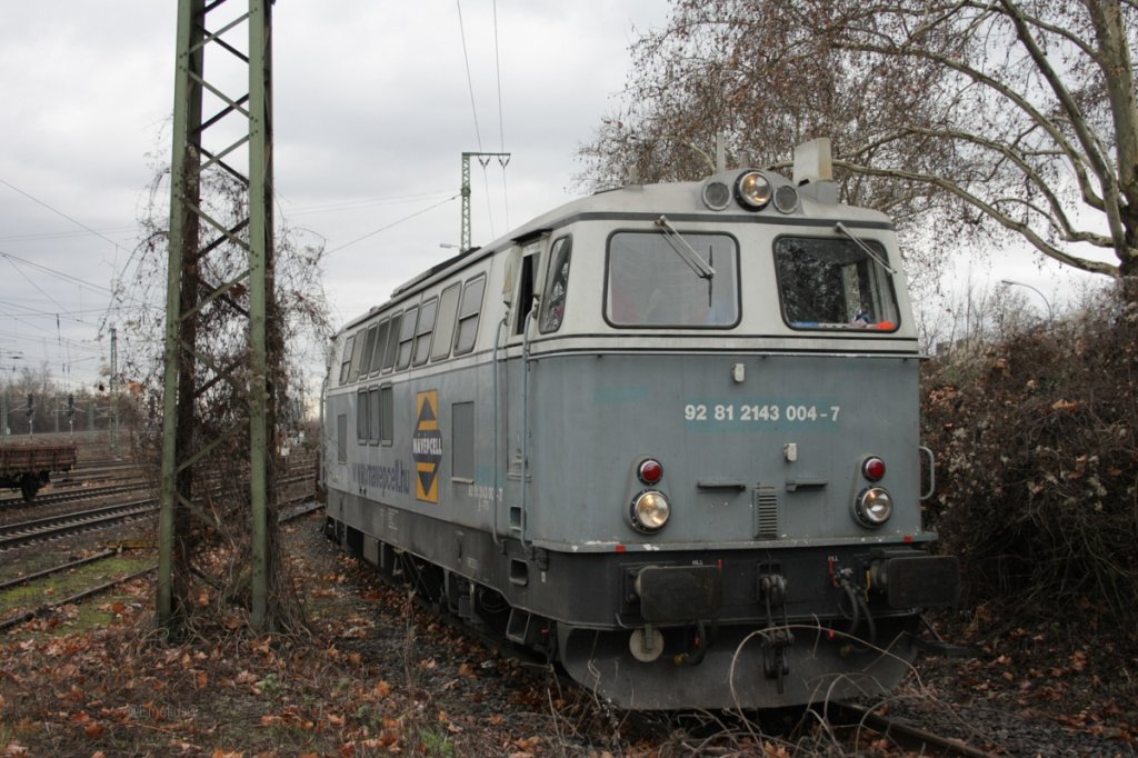 Hier rangiert die 2143 004-7 mit ein Paar Flachwaagen in Wiesbaden Ost.

Patrick E.