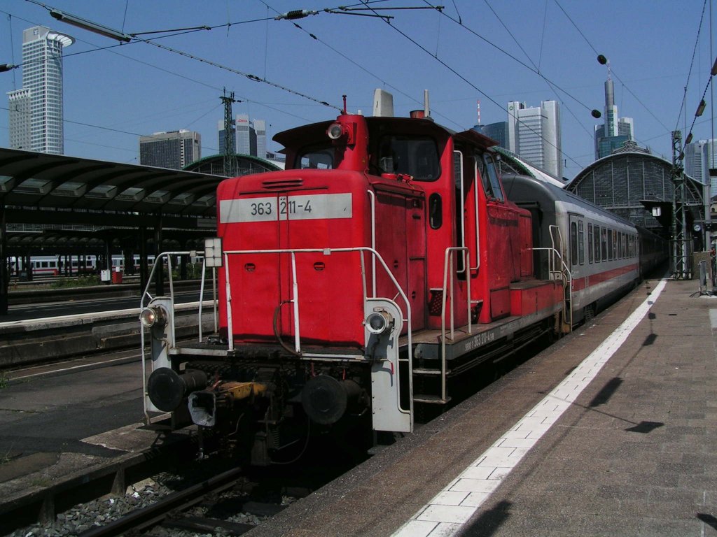 Hier rangiert 363 211-4 im Hochsommer einen 12wag IC nach Dortmund erstmal aus dem Frankfurter Hbf. Sie l�sst die 101 erstmal raus und dann werden die Wagen wieder rein rangiert, 101 dran und fertig. Einaml umgestzt in kanpp 20 Minuten.