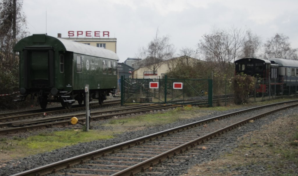 Hier sieht man den frisch Restaurierten Postwagen der Gttung 3yg. Im BW und leider hinter einem Buch kann man die V36 406 erkennen. 

Patrick E.