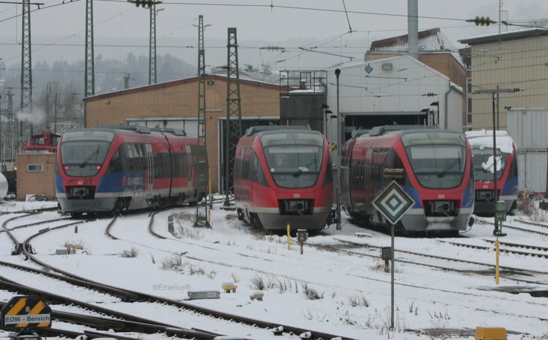 Hier sieht man das Werk Aachen Hbf mit den vielen Hbf. Der zweite Talent der Baureihe 643 von links aus gesehn, hatte als Matrix Flirt Express stehen und die Klappen an den Seiten sehen f�r mich aus wie Klappen ff�r Blinker oder so �hnlich. Ich glaube das sollte ein Umbau nach Stra�enbahn Betriebsordnung. Also vielleicht k�nnte ein Ordskundiger weiter helfen. 

Patrick E. 