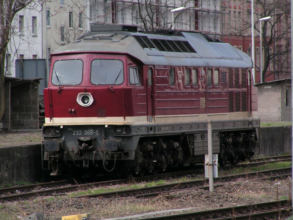 Hier steht die 232 088-5 nicht in Neuwied sondern in Mainz abgestellt.

Patrick E.