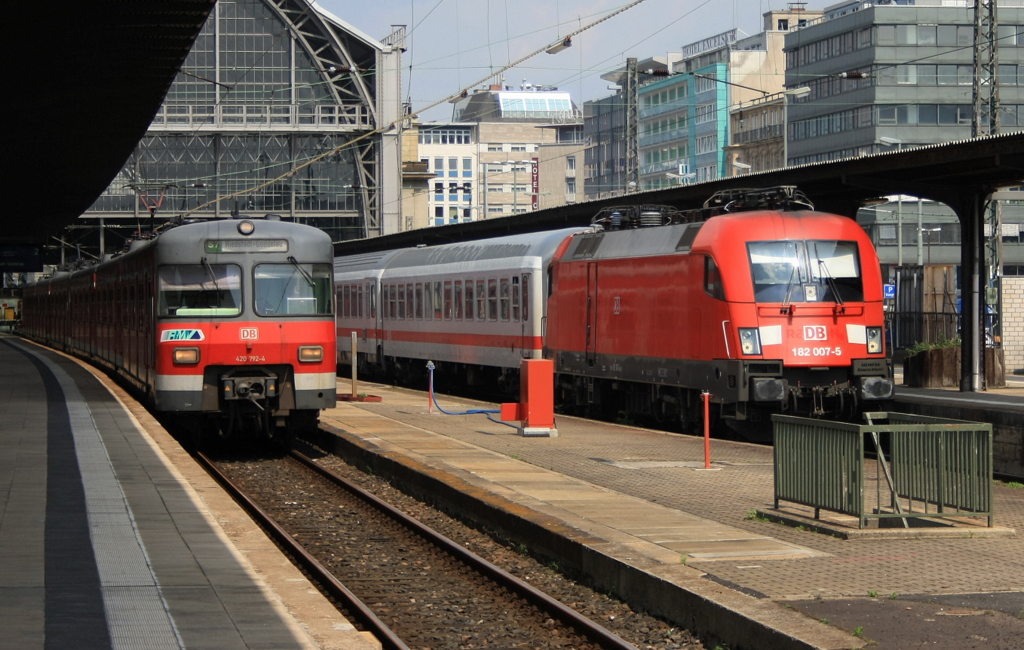Hura das Kaosk auf Gleis 1 ist entwirt. Die 182er musste nochmal aus Gleis 1 abrangieren, danach folgte die 363 ...-. und die 182 007-5 setzte sich nun an den IC nach Frankfurt. Fast Zeitgleich fuhr der 420 792-4 in Doppeltraktoin aus den Frankfurter Hbf aus. Gesehen am 18.06.2010