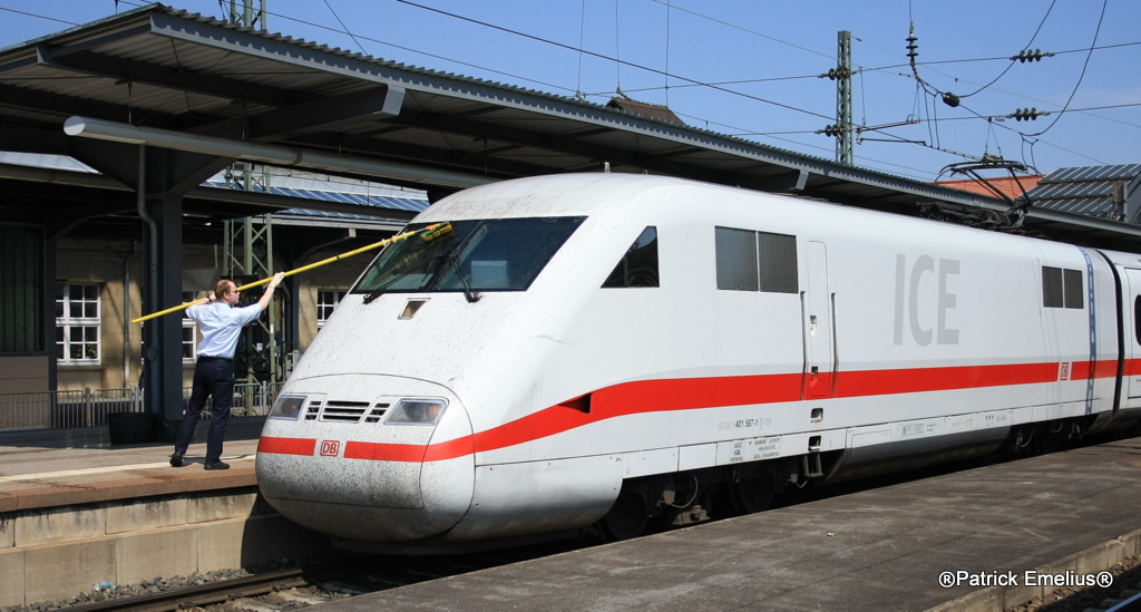 ICE 1. Teil. Der Lokf�hrer hatte trotz 10 min�tiger Versp�tung schnell die Scheiben zu Putzen obwohl der Zugbegleiter bereits Abfahrt gab. Am 18.04.2010 in Karlsruhe