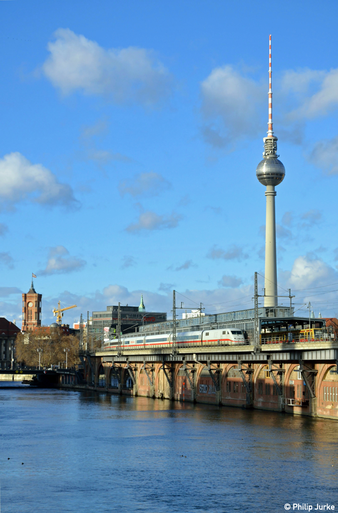 ICE 2 Doppel auf dem Weg nach K�ln am 30.12.2012 an der Jannowitzbr�cke.