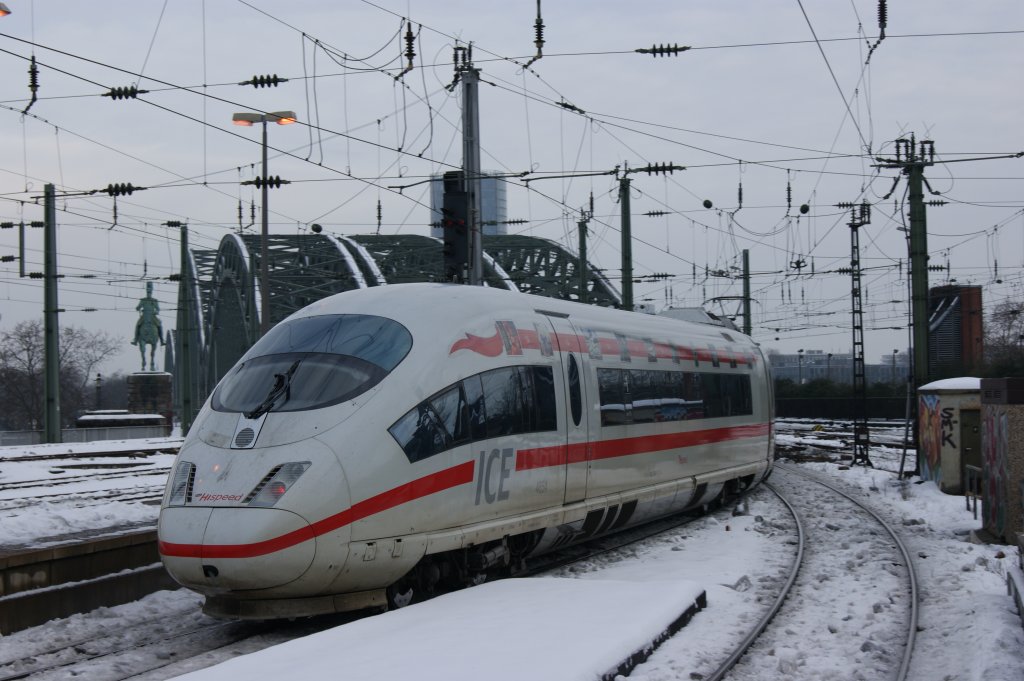 ICE 406 054-7 (International) bei der Ausfahrt in K�ln-Hbf am 27.12.2010.