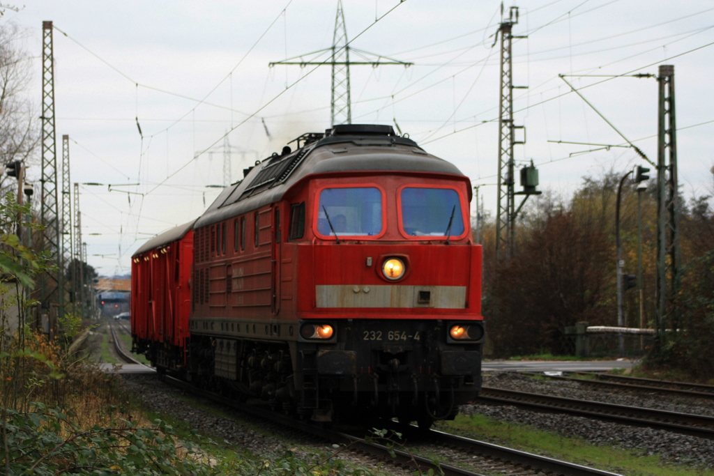 Ich bedanke mich schon mal beim Daniel f�r den sch�nen Tag in Ratingen Lintorf und nun raste die 232 654-4 mit dem Oberhausener Hilfszugwagen durch Ratingen Lintorf. Es war der 17.11.2010