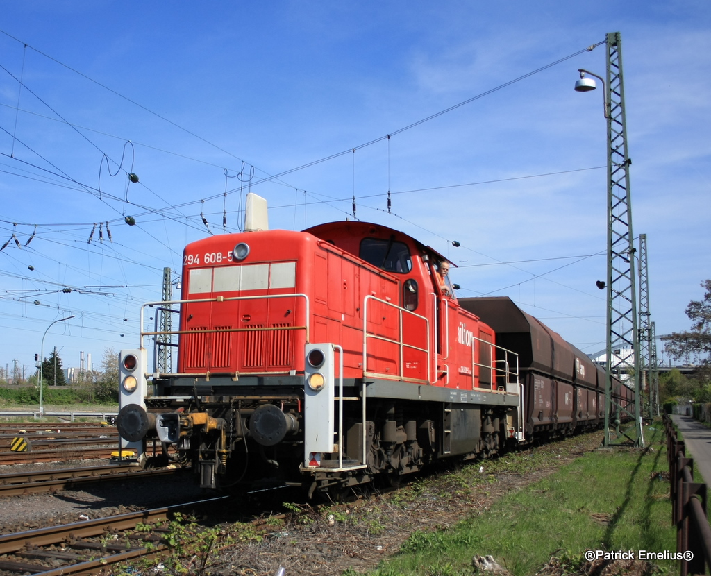 Ich dachte die Freitags verkehrenden Kohlependel zwischen den Frankfurter Heizkraftwerk und Frankfurt am Main Griesheim werden von der Frankfurter Hafenbahn gefaren, doch ich wurde am 23.04.2010 eines anderen Belehrt. Es kam die 294 608-5 aus der DB Schenker Zweigstelle Offenbach. Bei den Griesheimer Schrebberg�rten